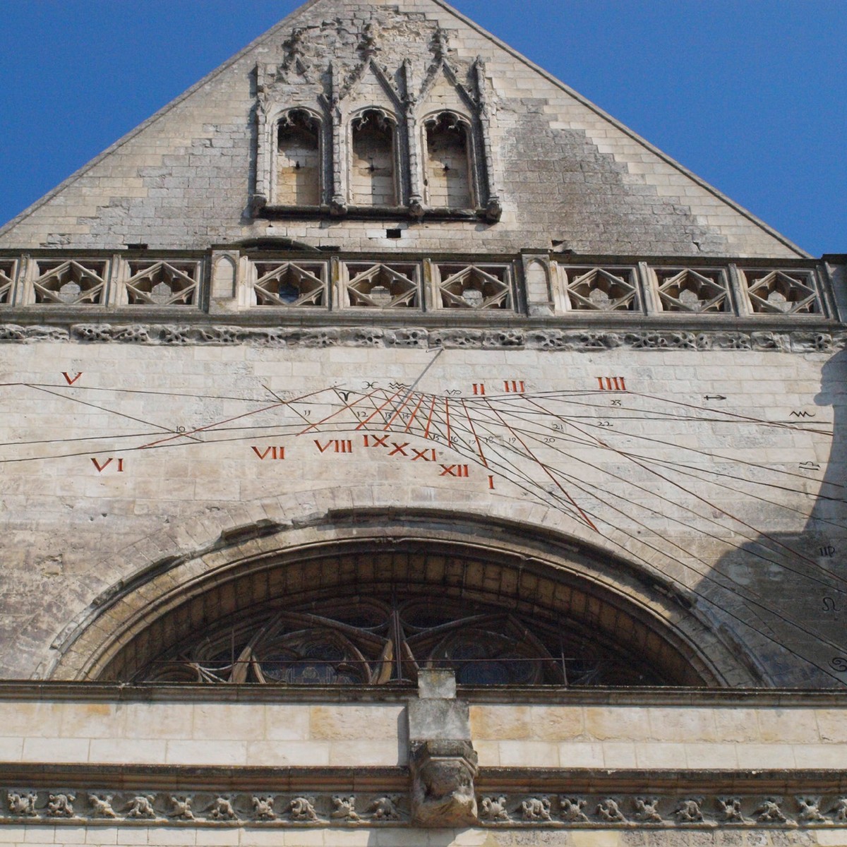 cadran solaire  restauré cathédrale saint-omer